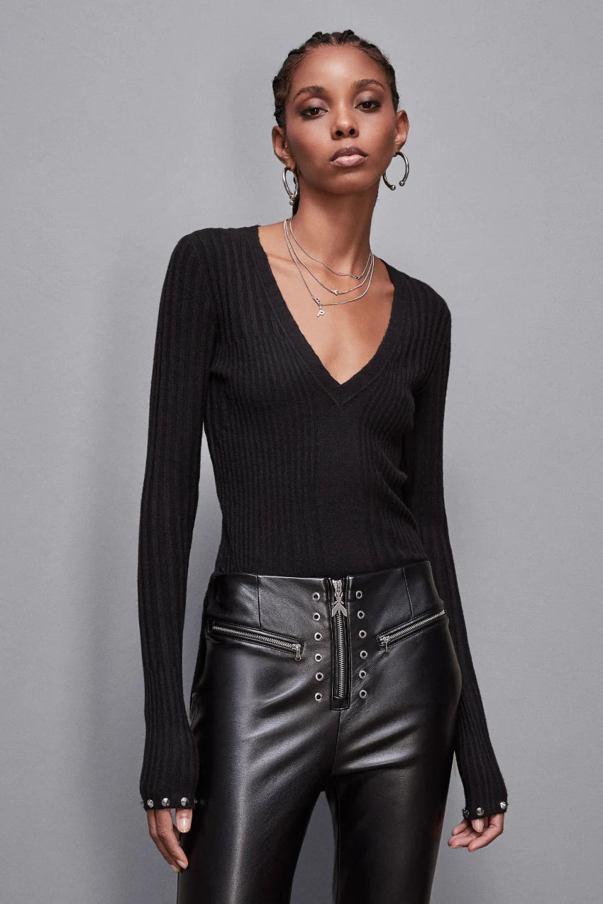 Maglia a costine con scollo a V
